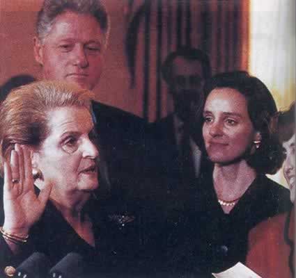 奥尔布赖特出任美国首位女国务卿(TodayOnHistory.COM)