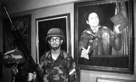 巴拿马前国防军司令诺列加被押送美国（历史上的今天。中國）