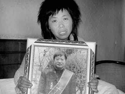 湖北城管执法人员粗暴执法中围殴致死人命（转自：历史上的今天。中国）