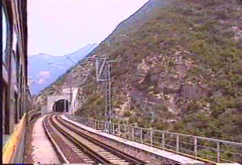 新世纪诞生的第一条铁路新线——西康铁路通车运营（历史上的今天。中國）