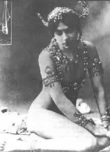 荷兰双重间谍玛塔·哈里被法军枪毙(歷史上的今天。中国)