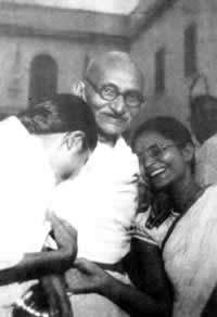 印度民族解放运动领袖甘地诞辰(TodayOnHistory.COM)