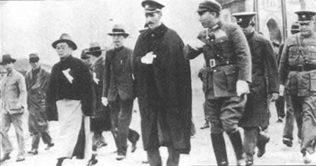 蒋介石赴西安训示张学良、杨虎城(转自:历史上的今天。中国)