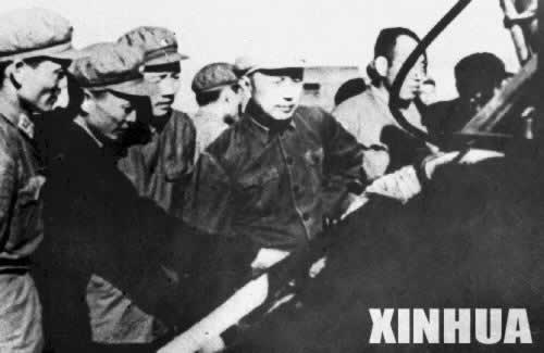 科学家钱学森从美国归来(Todayonhistory.com)