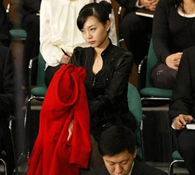 奥巴马身后黑衣美女 脱衣动画走红网络