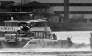 两客机在纽约上空相撞