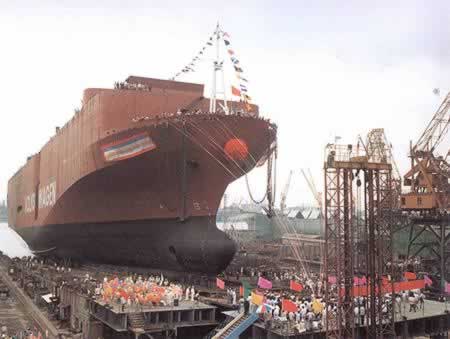 中国首次南极考察编队抵达南极洲（转自：todayonhistory.com）