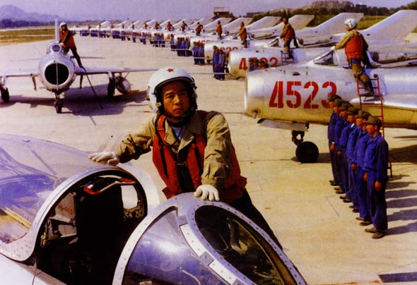 中国国产歼-6型歼击机开始装备部队