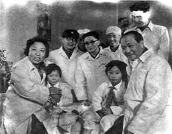 龙梅和玉荣战胜暴风雪,保护了羊群(历史上的今天todayonhistory.com)