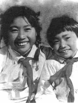 龙梅和玉荣战胜暴风雪,保护了羊群(历史上的今天todayonhistory.com)