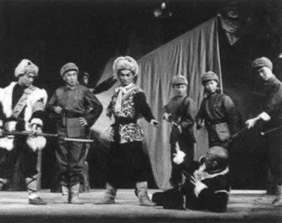 现代京剧《红灯记》等被树为革命样板戏(历史上的今天。中國)