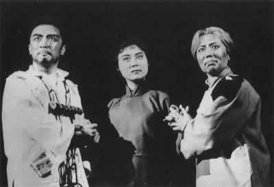 现代京剧《红灯记》等被树为革命样板戏(历史上的今天。中國)