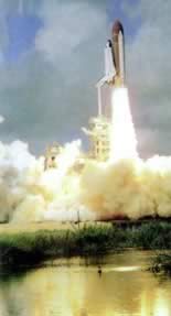 美国女宇航员露西德进入太空