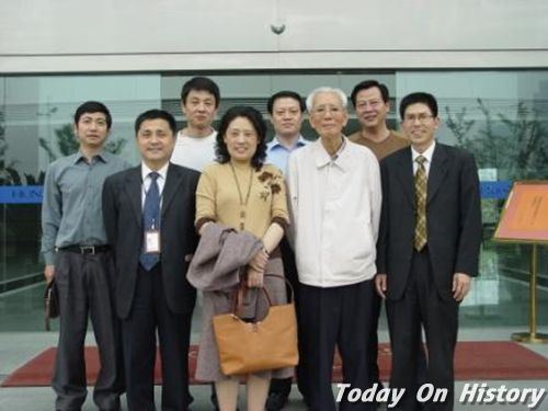 杜星垣(前排右二)