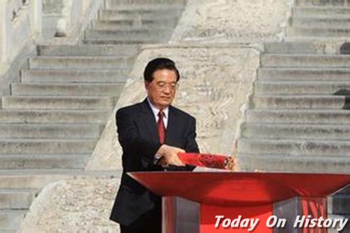 胡锦涛点燃圣火盆