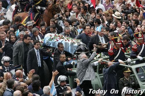 劳尔·里卡多·阿方辛逝世