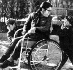 张海迪荣获“优秀共青团员”称号