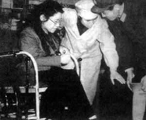 张海迪荣获“优秀共青团员”称号