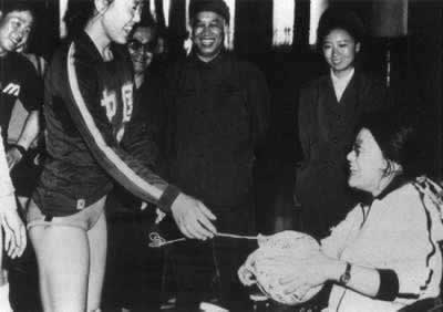 张海迪荣获“优秀共青团员”称号