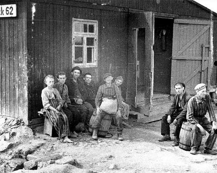 这是在1945年11日至14日获得解放的集中营被关押者。一名不知名的美军士兵将他们救了出来。