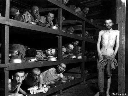 1945年4月，美军解放了布痕瓦尔德集中营。这张照片记录了获得解放时集中营内的情景。