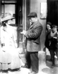 皇家邮轮泰坦尼克号在北大西洋撞上冰山(TodayOnHistory.COM)