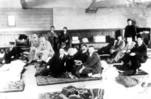 皇家邮轮泰坦尼克号在北大西洋撞上冰山(TodayOnHistory.COM)