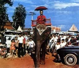 我国与老挝建立外交关系