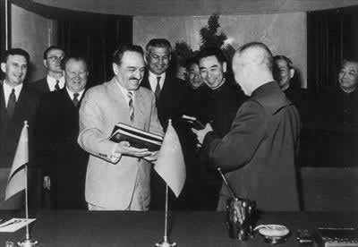 中苏签署土尔克斯坦铁路援建协定(TodayOnHistory.COM)