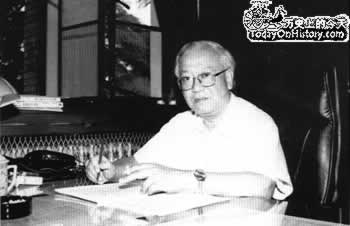 《光明日报》刊登“实践是检验真理的唯一标准”(Todayonhistory.com)