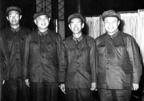 中央“文革”小组成立,“四人帮”逐步夺权