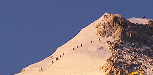 北京奥运圣火成功登顶珠峰