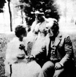 美国女作家和教育家海伦·凯勒逝世(TodayOnHistory.COM)