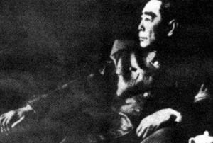 病情日益加重的周恩来作第一次大手术