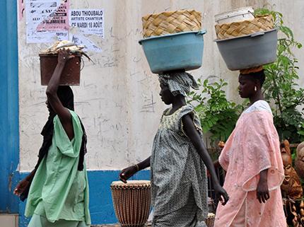 中国与毛里塔尼亚伊斯兰共和国建立外交关系