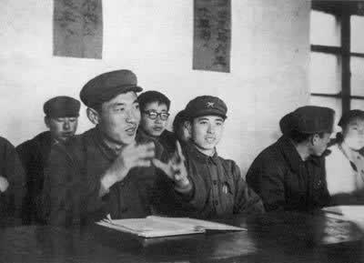 《辽宁日报》报道张铁生“白卷事件”