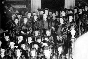 法国时装设计师皮尔·卡丹诞辰(TodayinHistory.cn)