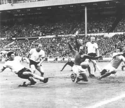 1966年7月30日 英格兰足球队在世界杯赛中获胜（图片来源：历史上的今天TodayOnHistory.com）