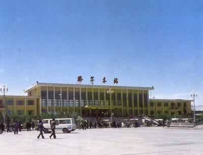 1984年7月30日 我国第一条高原铁路西宁至格尔木段交付使用(图片来源:历史上的今天TodayOnHistory.com)