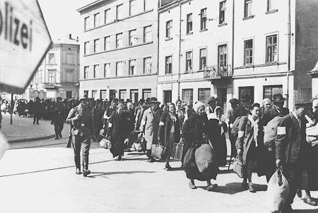 纳粹将大批犹太人赶往死亡集中营