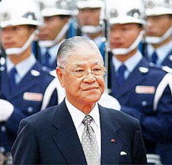 李登辉抛出“两国论”