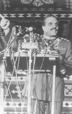 巴基斯坦总统齐亚在飞行爆炸中死亡