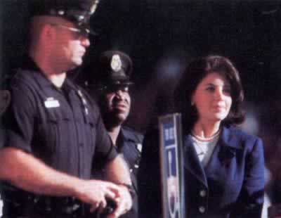 克林顿承认和莱温斯基有不正当关系