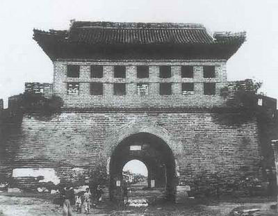 定西侯蒋琬首先上奏，倡议加筑外城