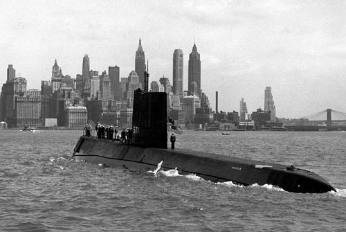 美国制造的第一艘核动力潜艇 “鹦鹉螺”号穿过北极