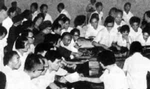 中共十二大召开党中央不再设主席，只设总书记