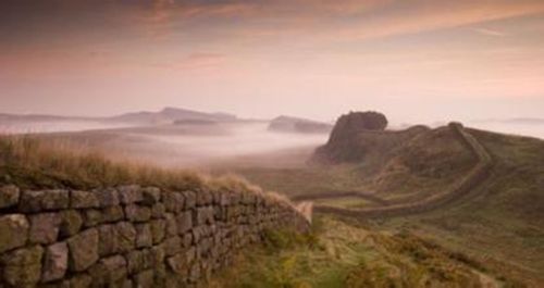 罗马帝国开始建造哈德良长城(Hadrian’s Wall)