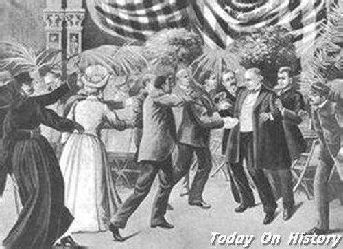  1901年9月14日美国第25任（第29届）总统、“繁荣总统”威廉·麦金莱被无政府主义者刺杀，西奥多·罗斯福 他继任成为美国总统，时年42岁。