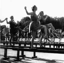 现代舞蹈创始人邓肯逝世(TodayinHistory.cn)