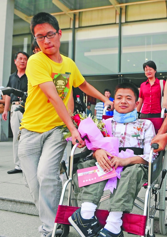 “阳光组合”兄弟,我来抱你上大学